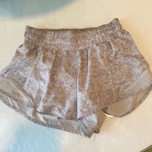 Lululemon Hotty Hot Shorts, Size 2, 2.5"